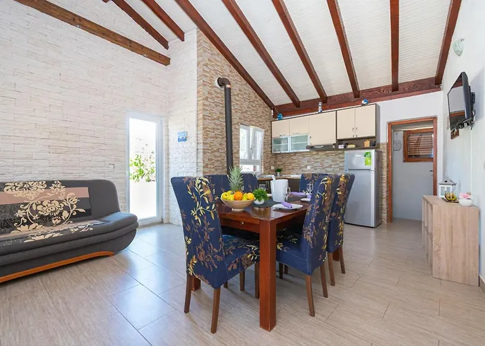 Hébergement de vacances Family Friendly House With A Swimming Pool Cove Triluke, Pasman - 13577 Tkon